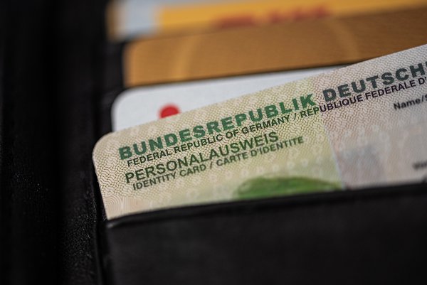 Personalausweis für Geldwäsche-Identifikation bei Anwaltskanzlei Olk Legal in Düsseldorf